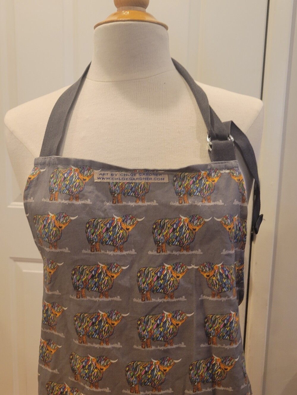 🍛EUC~ Apron With Highland Cow Print (ART BY CHLOE GARDNER)
